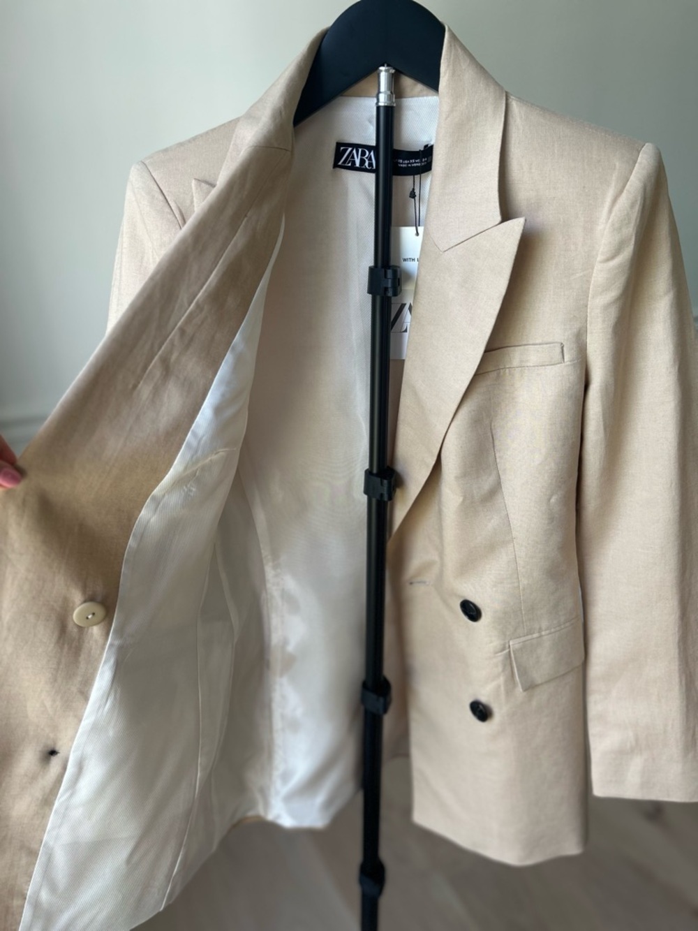 ZARA Neutral LINEN Cream
Double-Breasted Blazer - Picture 5 of 6